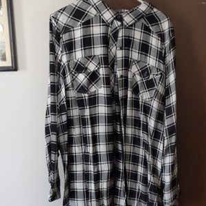 Torrid black and white plaid button up shirt.